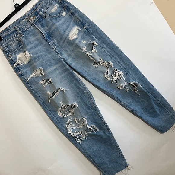 American Eagle relaxed mom jean ripped size 2 - Picture 7 of 8